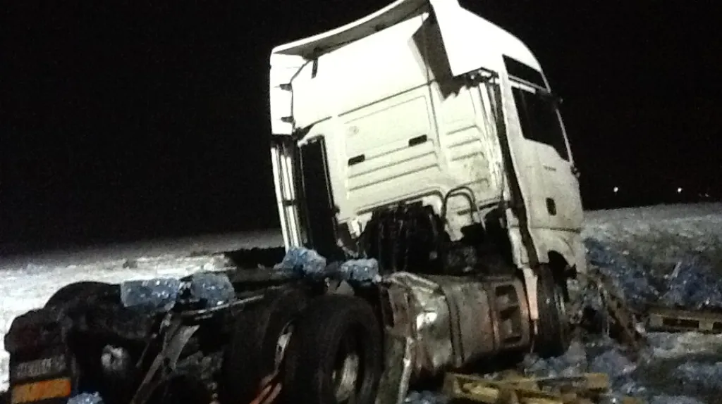 Noční nehoda kamionů na D2 u Hustopečí
