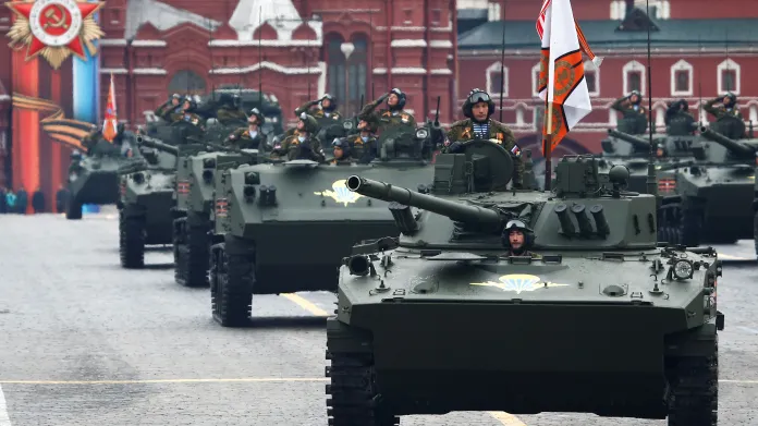 Vojenská přehlídka při oslavách Dne vítězství v Moskvě