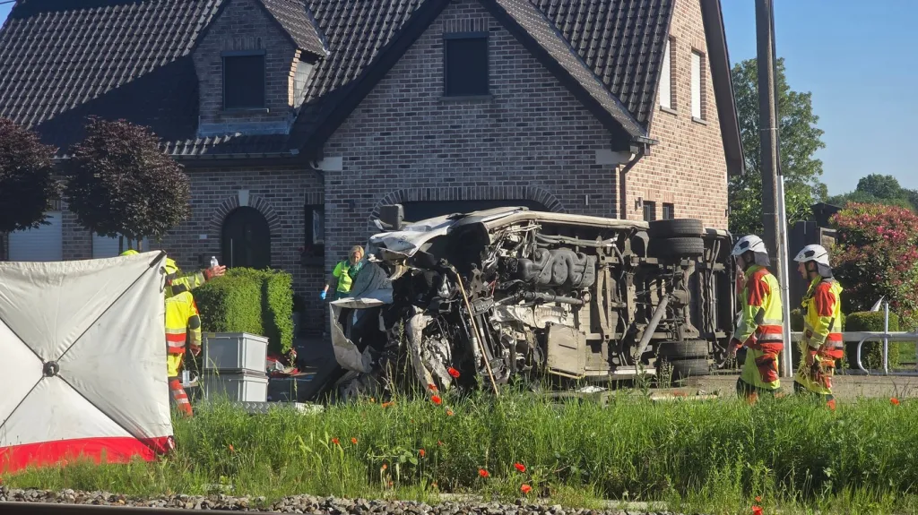 Následky srážky vlaku a školního autobusu v belgickém Buggenhoutu