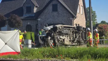 Následky srážky vlaku a školního autobusu v belgickém Buggenhoutu