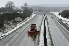 Silničáři kvůli sněhu uzavřeli silnici z Tanvaldu do Polska pro nákladní automobily