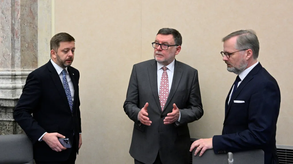 Ministr vnitra Vít Rakušan (STAN), ministr financí Zbyněk Stanjura (ODS) a premiér Petr Fiala (ODS)