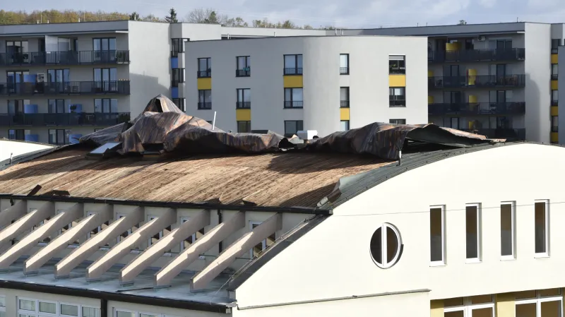 Poškozená střecha ZŠ a MŠ Horníkova v Brně