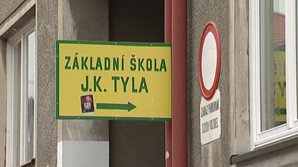 Nenápadný vchod do základní školy