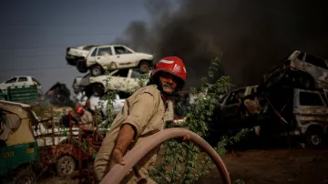 Vlna veder v Indii ztěžuje hasičům práci (30. května 2024)