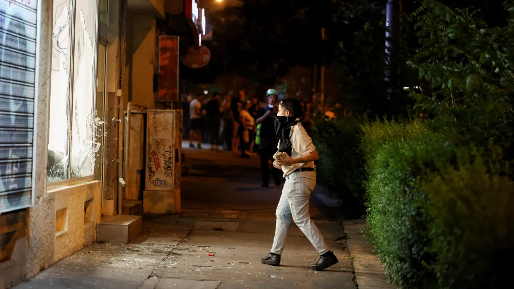 Demonstranti házejí kameny směrem ke kancelářím vládnoucí Srbské pokrokové strany v Bělehradě