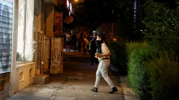 Demonstranti házejí kameny směrem ke kancelářím vládnoucí Srbské pokrokové strany v Bělehradě