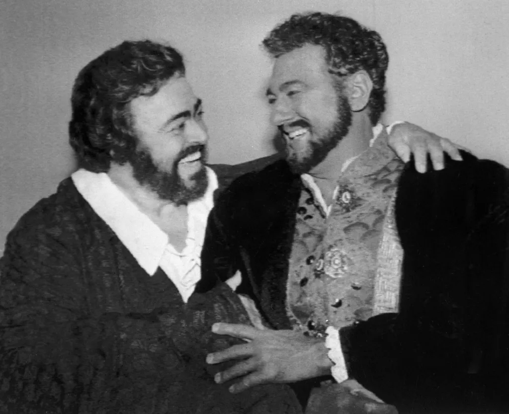 Velké přátelství ho pojilo s neméně slavným Lucianem Pavarottim. Na snímku jsou zvěčněni před slavnostním koncertem v newyorské Metropolitní opeře, kterým americká kulturní veřejnost oslavila 25. výročí otevření této operní scény v Lincolnově středisku. 20. 9. 1991