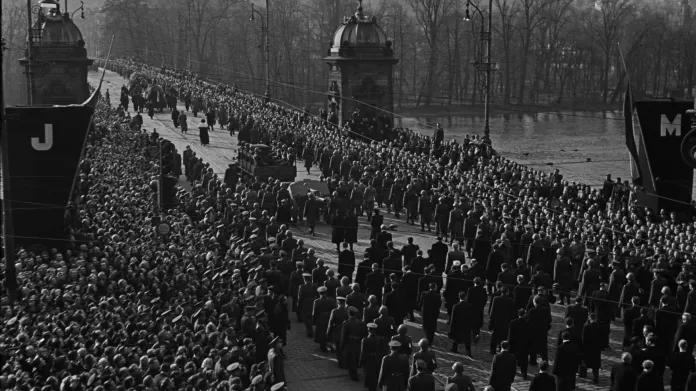 Pohřeb ministra zahraničních věcí Jana Masaryka 13. března 1948. Smuteční průvod na mostě Legií
