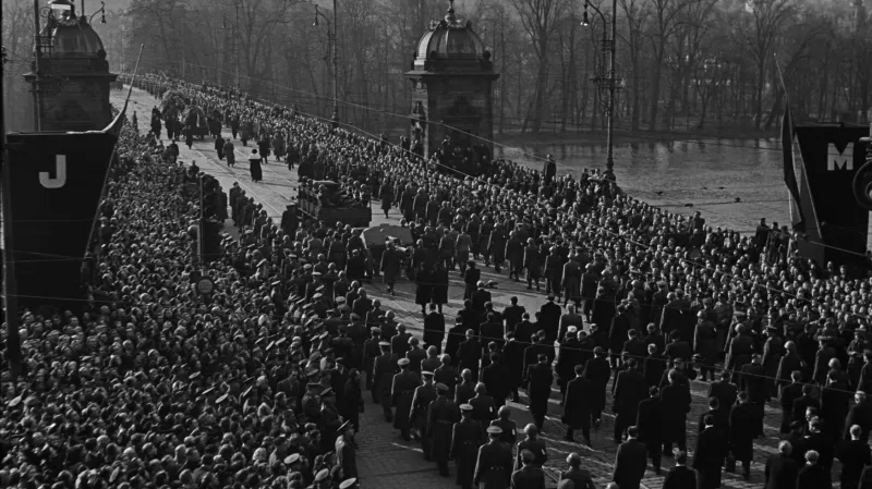 Pohřeb ministra zahraničních věcí Jana Masaryka 13. března 1948. Smuteční průvod na mostě Legií