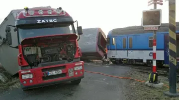 Po srážce s kamionem se převrátil vlak