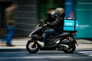 Kurýři si stěžují na algoritmy platforem, úřady vyšetřují možné podvody „flotil“
