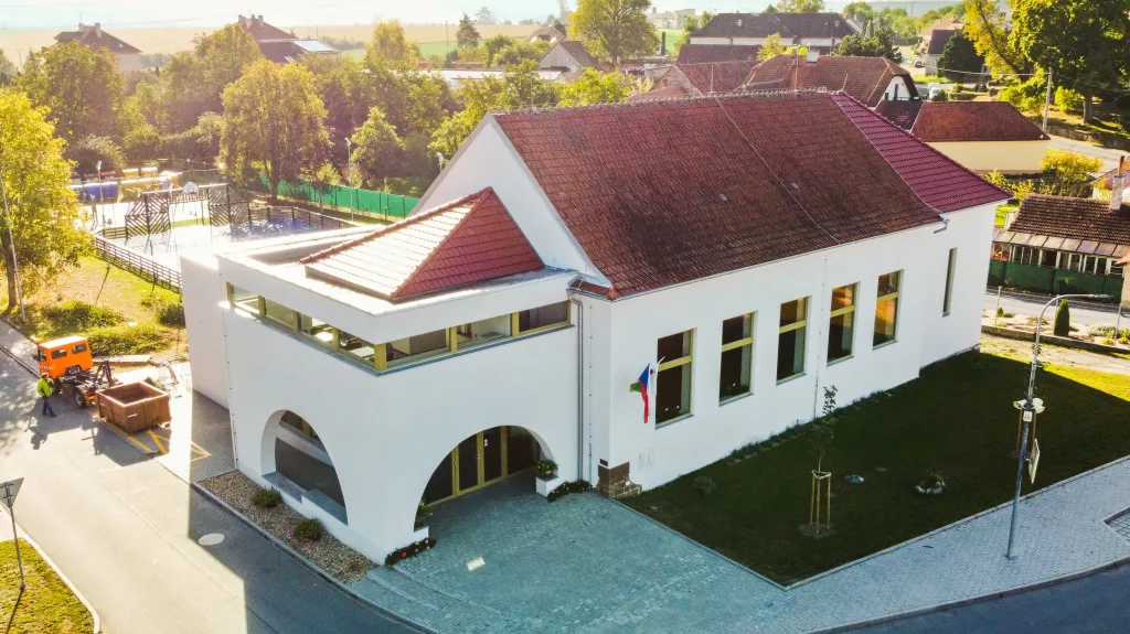 Nově opravená sokolovna z roku 1932 ve Veverských Knínicích na Brněnsku