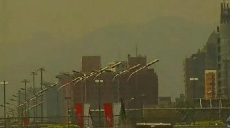 Peking zahalený smogem