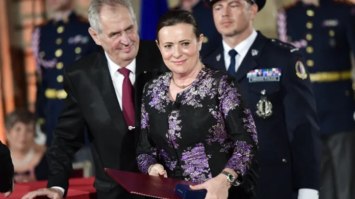 Bývalá předsedkyně ERÚ Alena Vitásková převzala 28. října 2018 medaili Za zásluhy I. stupně