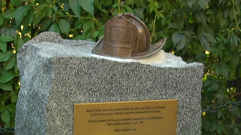 Pomník odhalený na Kampě