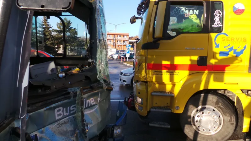 Řidič zůstal v autobuse zaklíněný