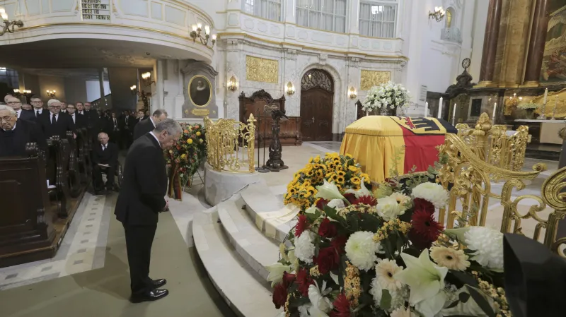 Joachim Gauck u rakve Helmuta Schmidta