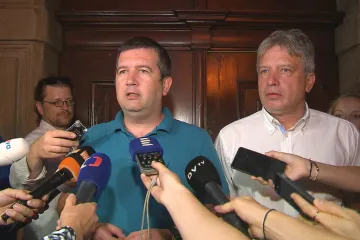 Jsme na hraně ústavní krize, varuje Hamáček. O Staňkovi a Zemanovi chce jednat s Babišem