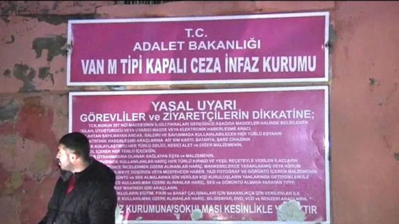 V Turecku se po následných otřesech vzbouřili vězni