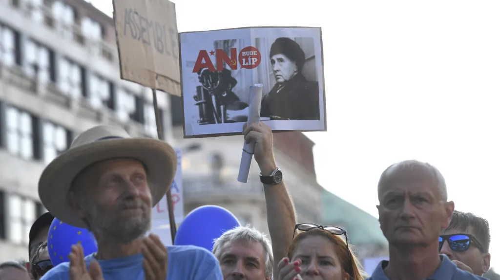 Demonstrace proti Babišově menšinové vládě