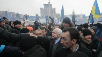 John McCain mezi demonstranty v Kyjevě