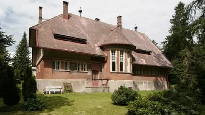 Červená Binkova vila v Krucenburku (1908)