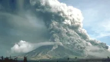 Pyroklastický proud, sbíhající po svahu kompozitní sopky Mayon na Filipínách