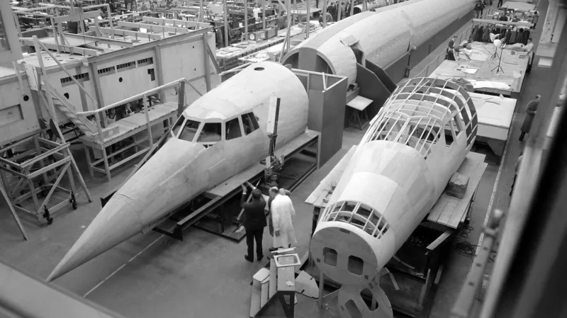 Snímek z rané fáze vývoje Concordu – továrna BAC v Bristolu v roce 1963