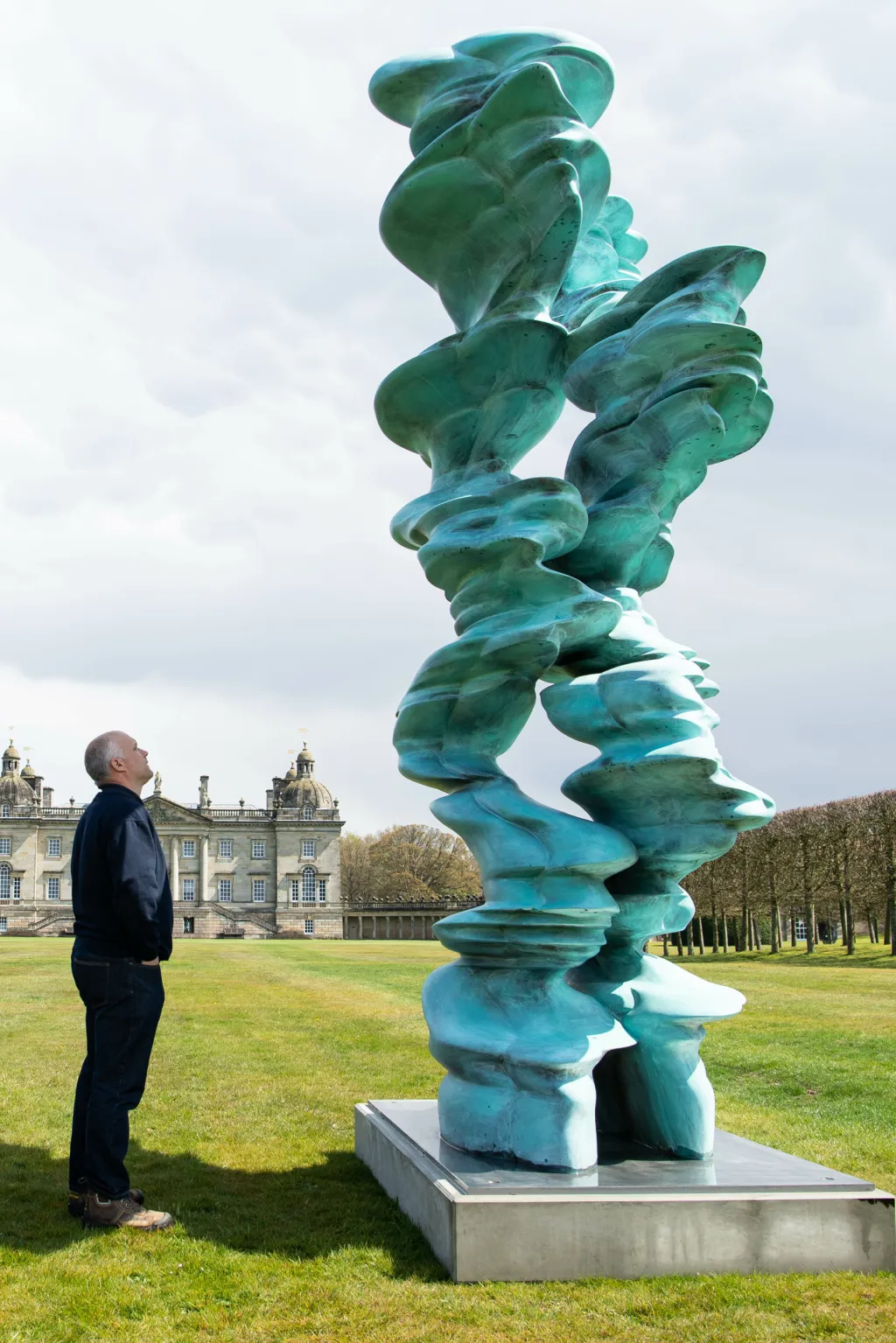 Anglické panství Houghton Hall v Norfolku připravilo ve spolupráci se sochařem Tonym Craggem souhrnnou výstavu jeho děl