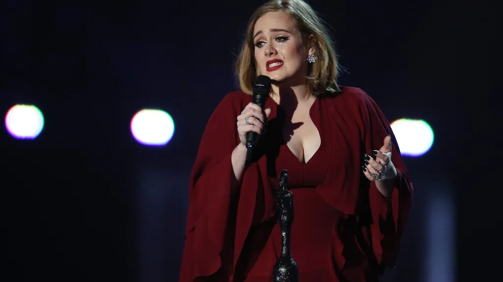 Adele během Brit Awards