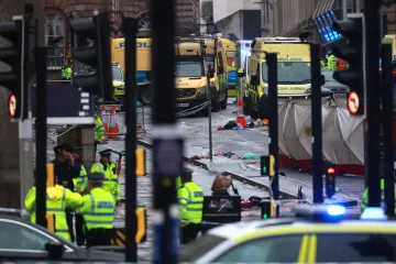 Auto najelo v Liverpoolu do davu při fotbalových oslavách