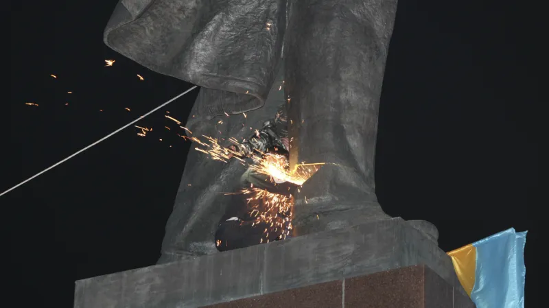 Dav strhl v Charkově sochu Lenina