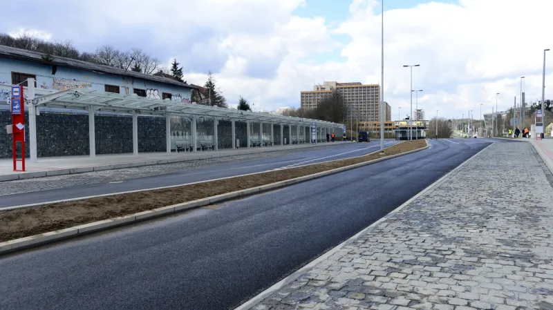 Místo velkého terminálu s parkovištěm za miliardu vznikl u veleslavínského nádraží skromnější terminál, parkoviště není žádné.