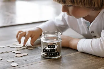 Vázat kapesné pro děti na známky nebo domácí práce je chyba, říká finanční poradkyně