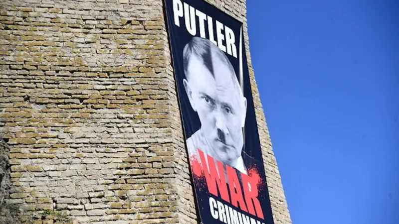 Plakát označující ruského vládce Vladimira Putina za válečného zločince