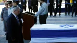 Premiér Benjamin Netanjahu u rakve s Peresem