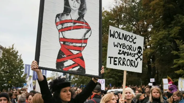 Poláci vyšli znovu do ulic kvůli zákonu o interrupcím