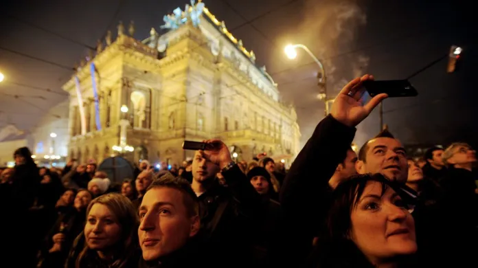 Lidé v Praze sledují půlnoční ohňostroj