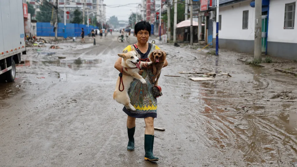 Evakuace obyvatel a úklid hromad odpadků. Číňané se vypořádávají s následky tajfunu Doksuri
