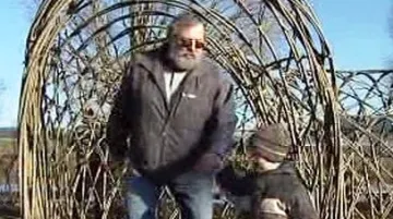 Otec se synem procházejí jednou z atrakcí