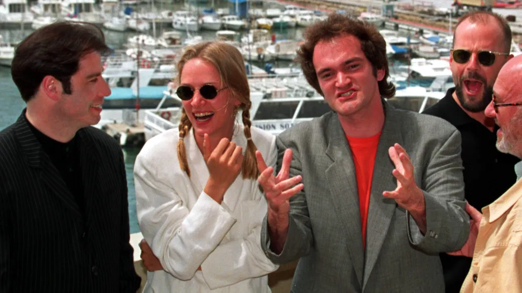 Premiéra Pulp Fiction v Cannes v roce 1994: herci John Travolta, Uma Thurmanová, Bruce Willis a režisér Quentin Tarantino