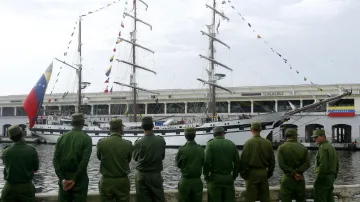 Kubánští vojáci sledují příjezd venezuelské lodi se studenty vojenské školy v roce 2010