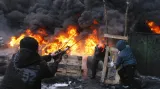 Protesty v Kyjevě na hořících barikádách