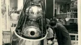 Kopie družice Sputnik 2 v sovětském pavilonu na výstavě EXPO 1958 v Bruselu. Spodní cylindr s oknem byl kajutou pro psa Lajku.