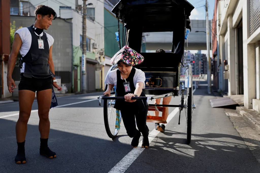 Stážistka Yumeka Sakuraiová dostává lekce tahání rikši od svých kolegů