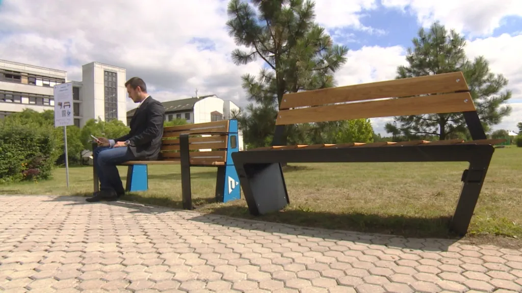 Chytré lavičky v plzeňském univerzitním kampusu