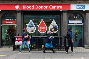 „Den hanby pro Británii.“ Vyšlo najevo, že pacienti léta dostávali krev se žloutenkou či HIV