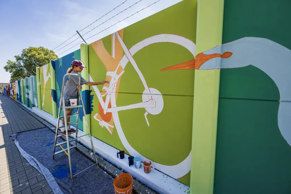 Výtvarnice Ginevra Giovannoni alias Rame 13 při práci na projektu Mural Ruzyně