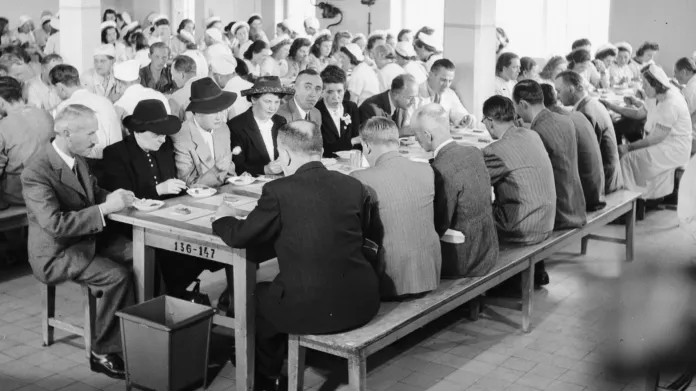 Obědvání v jednom z pražských podniků NOÚZ (5.8.1942)